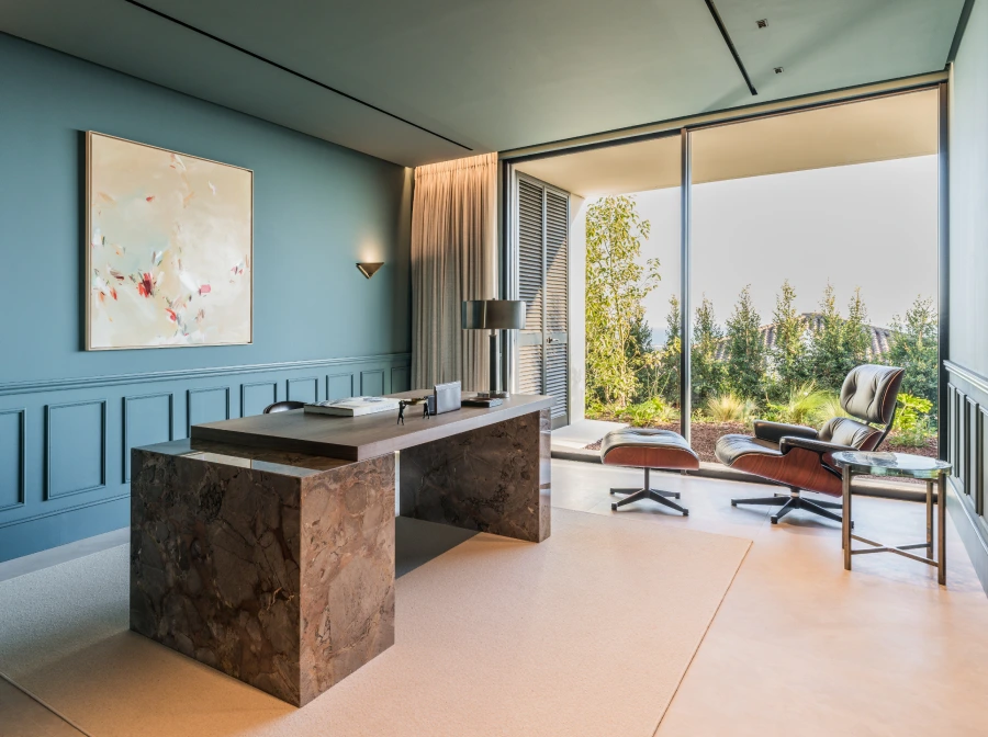 Benahavís - foto del despacho con el cuadro en la pared