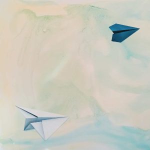 Aviones de papel azul y blanco